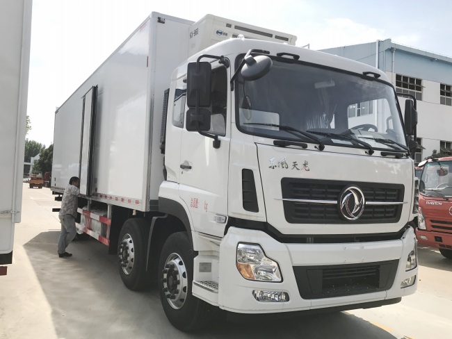 (Länge: 9,4 Meter) Dongfeng Tianlong dreirädriger Kühltransporter