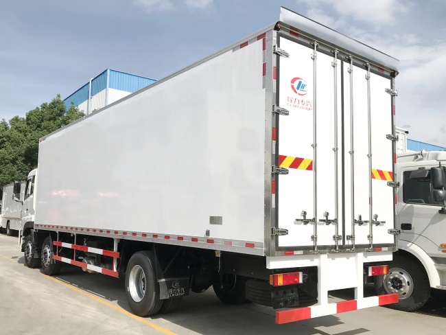 (Länge: 9,4 Meter) Dongfeng Tianlong dreirädriger Kühltransporter