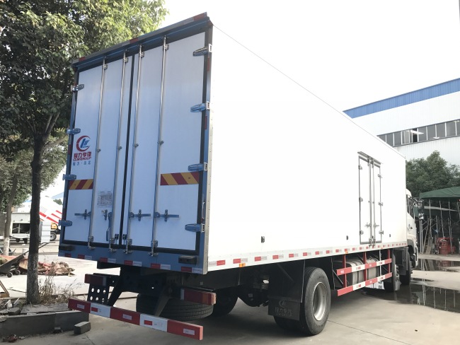 (Länge: 9,4 Meter) Dongfeng Tianlong dreirädriger Kühltransporter