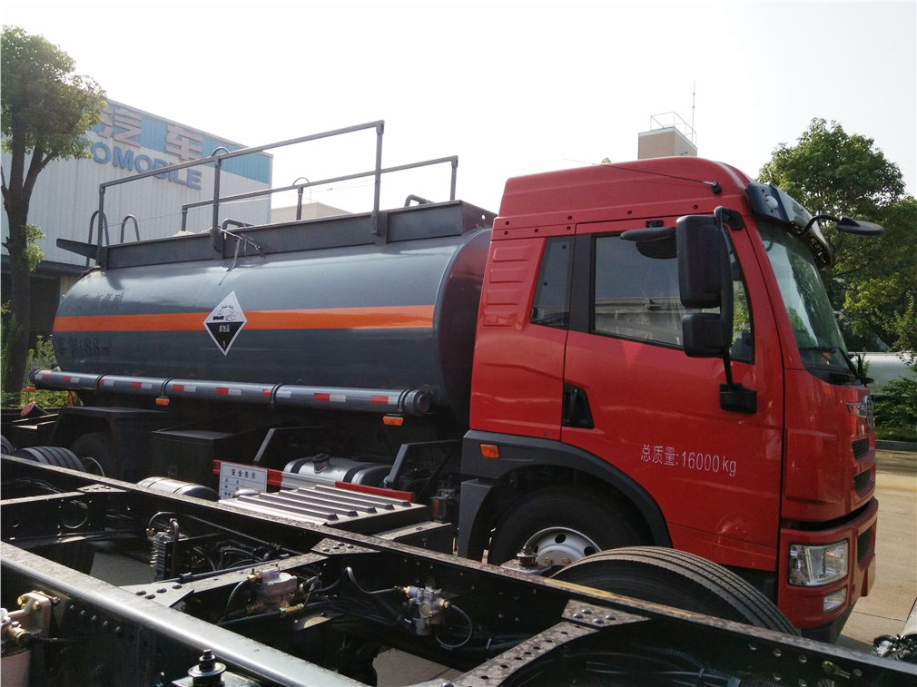 Jiefanglong V [10 Kubik] Brand- und korrosionsgefährlicher Gütertanklastzugfahrzeug