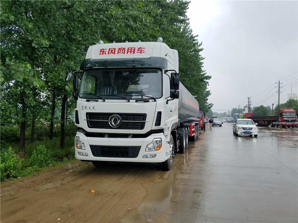Dongfeng Tianlong 3-Achsen [42 Kubikmeter] Aluminiumlegierung Öltransporter Sattelschlepper