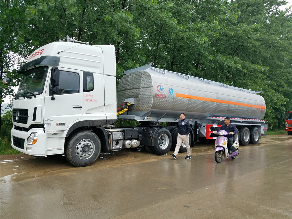 Dongfeng Tianlong 3-Achsen [42 Kubikmeter] Aluminiumlegierung Öltransporter Sattelschlepper