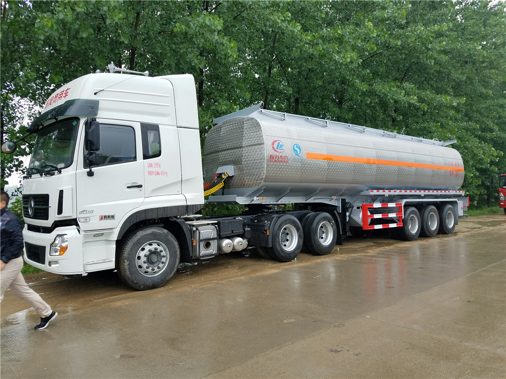 Dongfeng Tianlong 3-Achsen [42 Kubikmeter] Aluminiumlegierung Öltransporter Sattelschlepper
