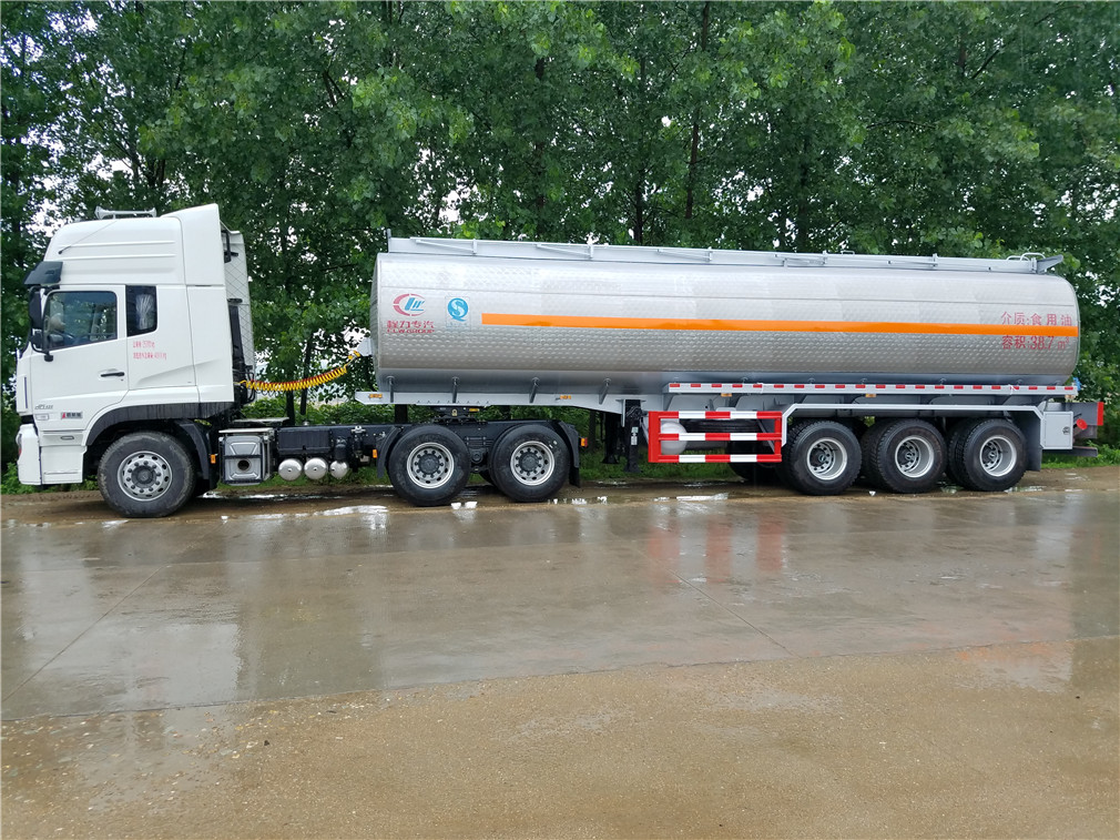 Dongfeng Tianlong 3-Achsen [42 Kubikmeter] Aluminiumlegierung Öltransporter Sattelschlepper