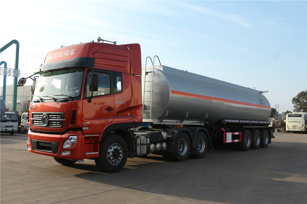 Dongfeng Tianlong 3-Achsen [42 Kubikmeter] Aluminiumlegierung Öltransporter Sattelschlepper