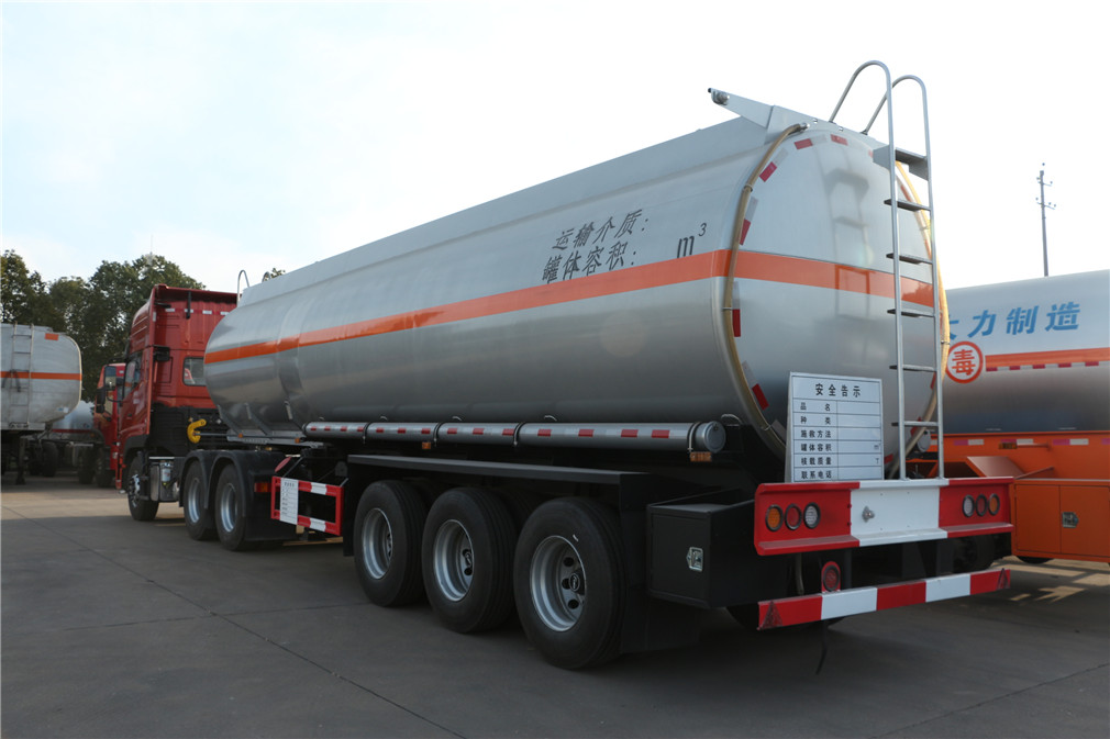 Dongfeng Tianlong 3-Achsen [42 Kubikmeter] Aluminiumlegierung Öltransporter Sattelschlepper