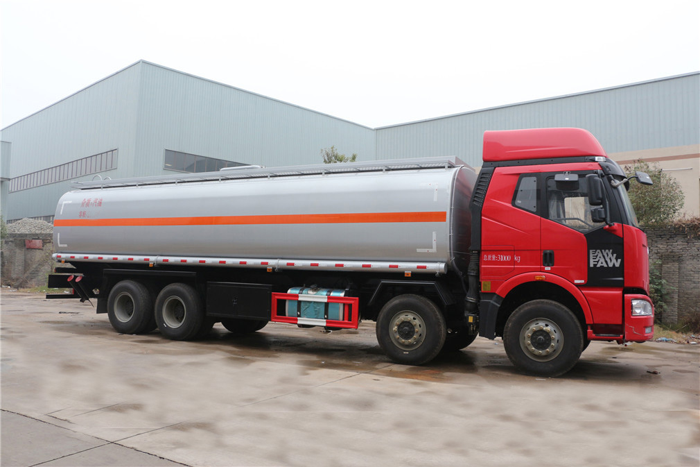 Vor der Befreiung, ein 4-in-8-Typ [30 Kubikvolumen] Öltransporter