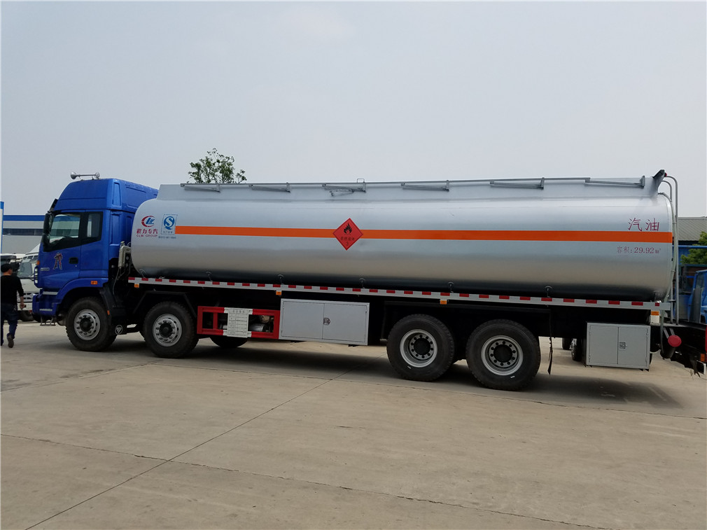 Futian Ouman 4x4 rückseitiger Öltransporter [25 Kubikmeter]