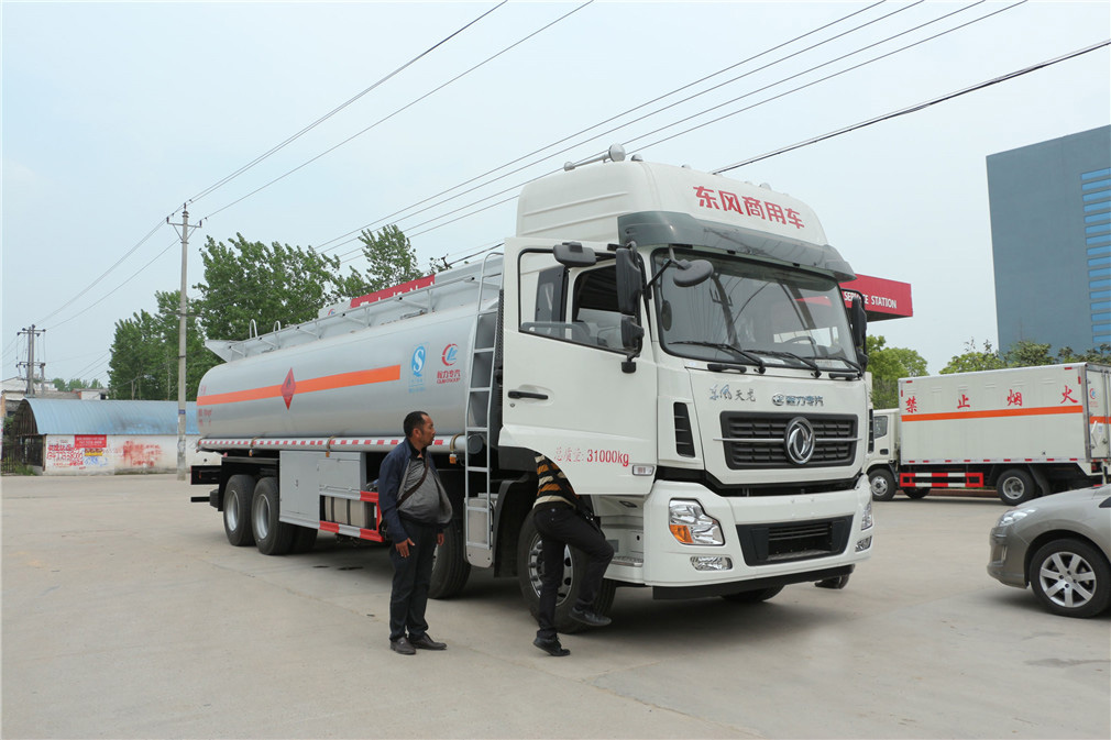 Dongfeng Tianlong Front-Vier Hinten-Acht [25 Kubikmeter] Öltanker