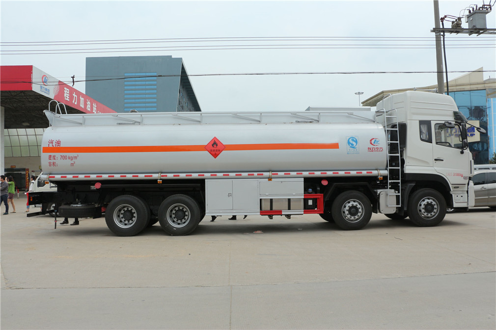 Dongfeng Tianlong Front-Vier Hinten-Acht [25 Kubikmeter] Öltanker