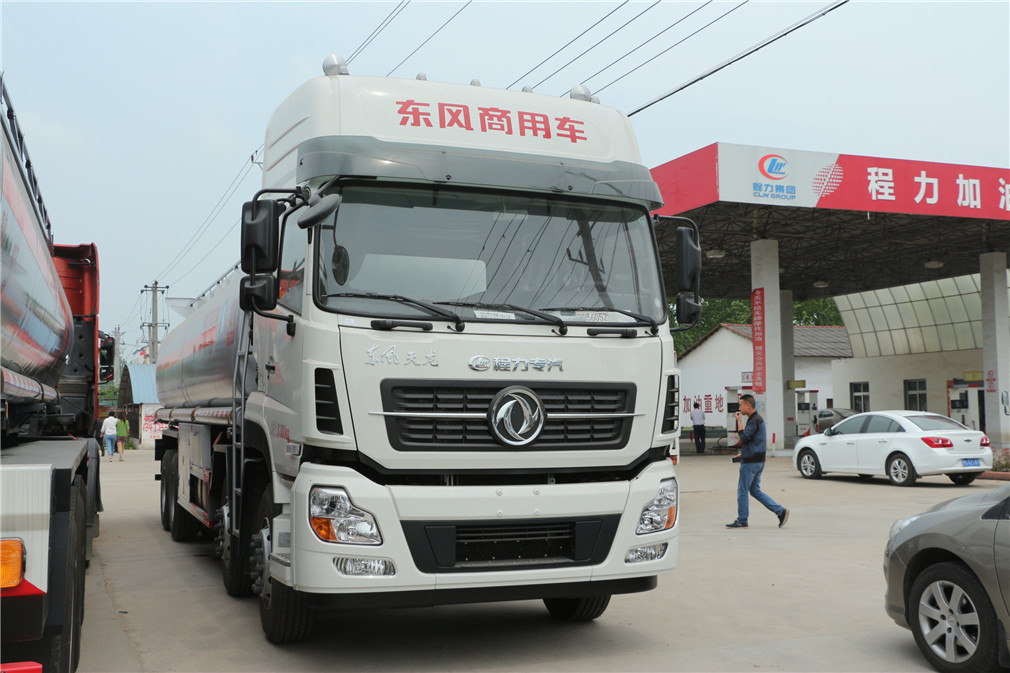 Dongfeng Tianlong Front-Vier Hinten-Acht [25 Kubikmeter] Öltanker