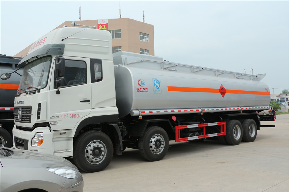 Dongfeng Tianlong Front-Vier Hinten-Acht [25 Kubikmeter] Öltanker