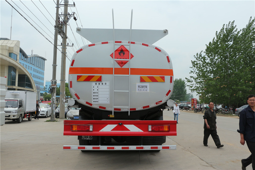 Dongfeng Tianlong Front-Vier Hinten-Acht [25 Kubikmeter] Öltanker