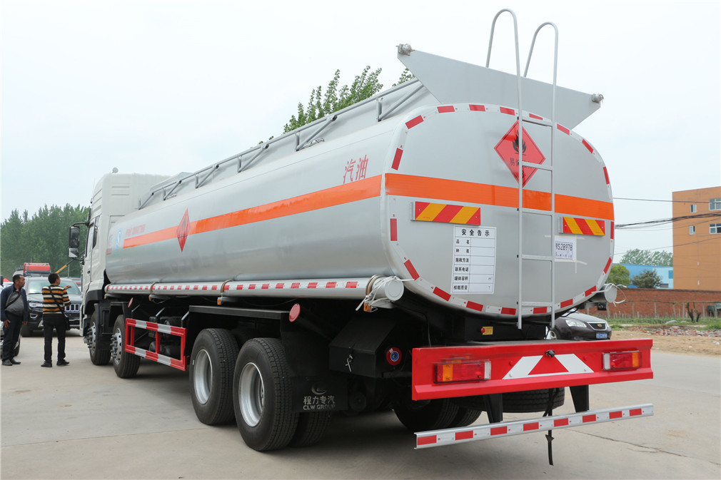 Dongfeng Tianlong Front-Vier Hinten-Acht [25 Kubikmeter] Öltanker