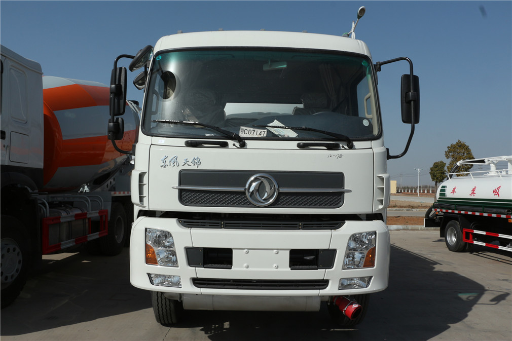 Dongfeng Tianjin Klein Three-Achsen [20 Kubikmeter] Öltransportfahrzeug
