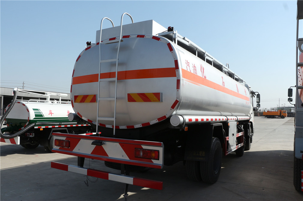 Dongfeng Tianjin Klein Three-Achsen [20 Kubikmeter] Öltransportfahrzeug