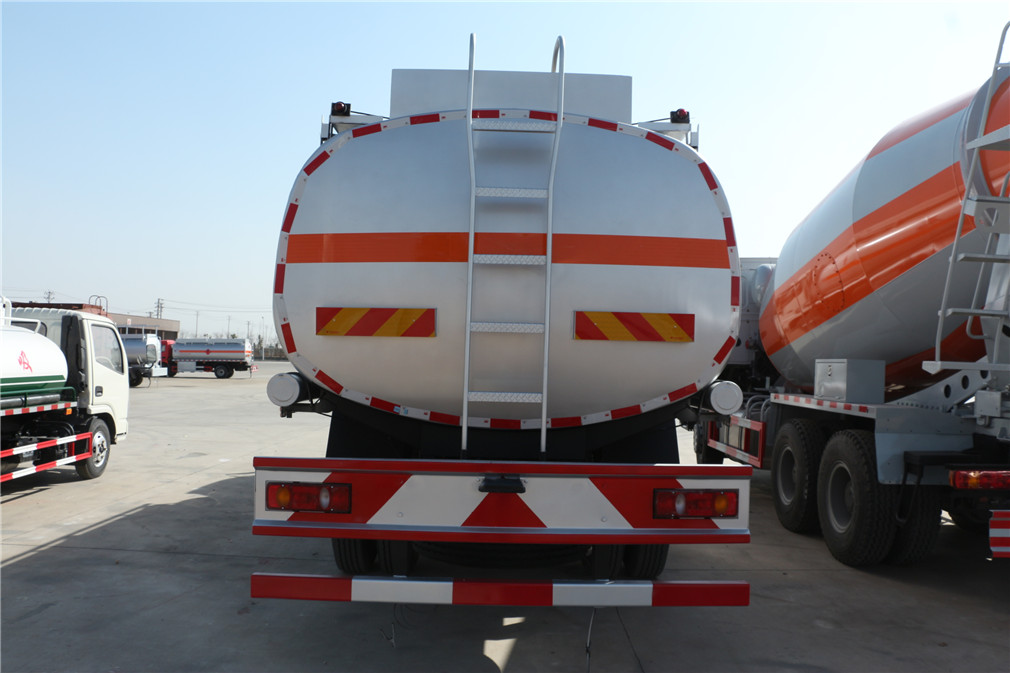 Dongfeng Tianjin Klein Three-Achsen [20 Kubikmeter] Öltransportfahrzeug