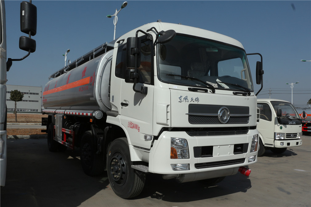 Dongfeng Tianjin Klein Three-Achsen [20 Kubikmeter] Öltransportfahrzeug