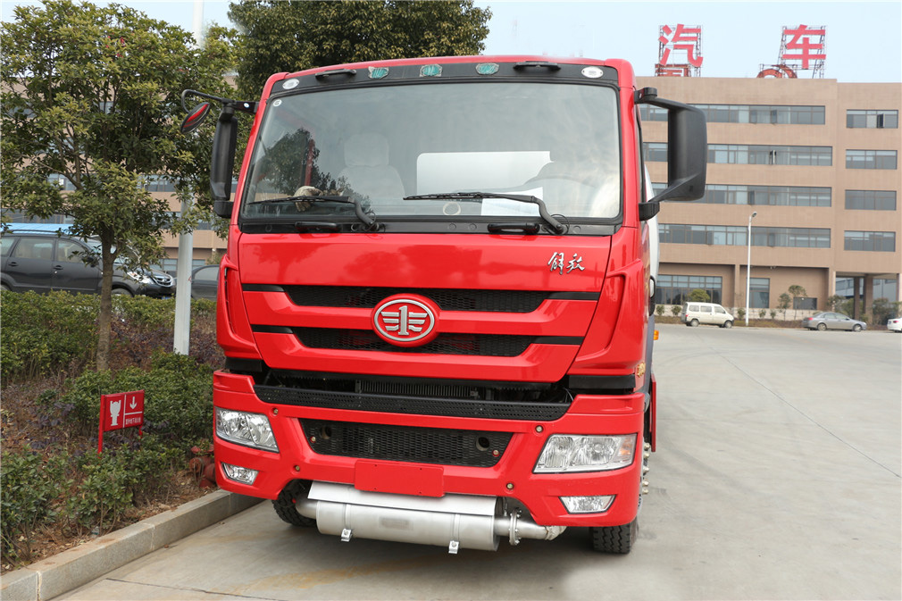 Nach der Befreiung, ein 8-Radiger [23-kubischer] Öltanker