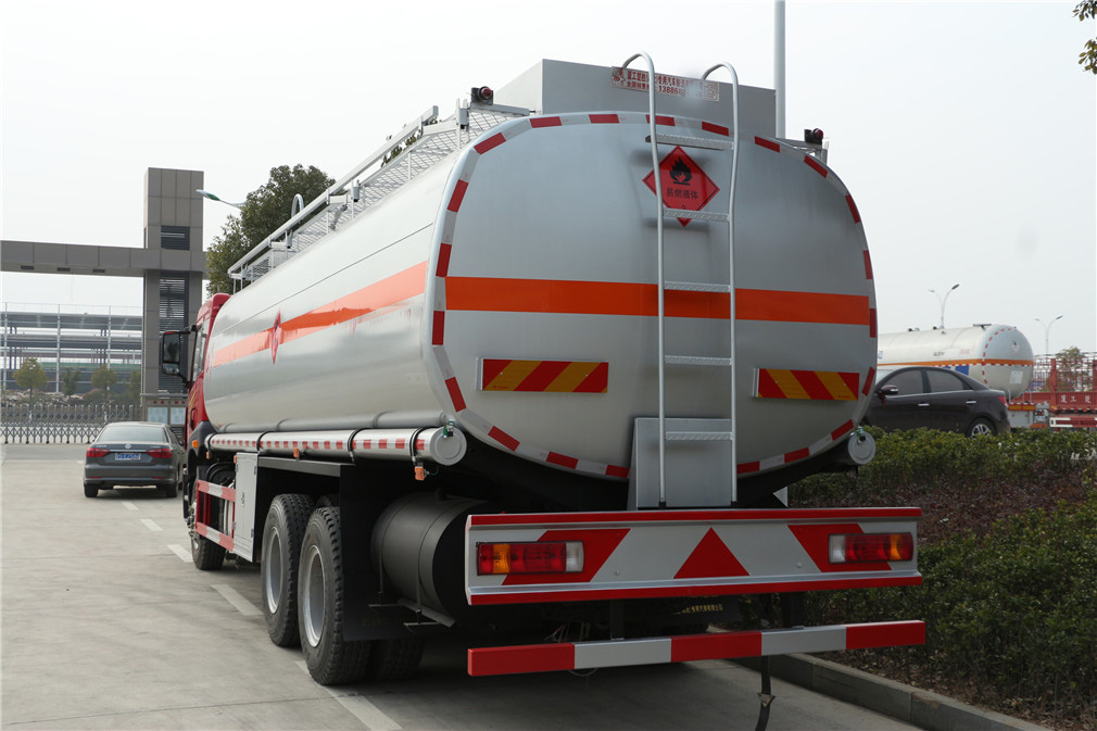 Nach der Befreiung, ein 8-Radiger [23-kubischer] Öltanker