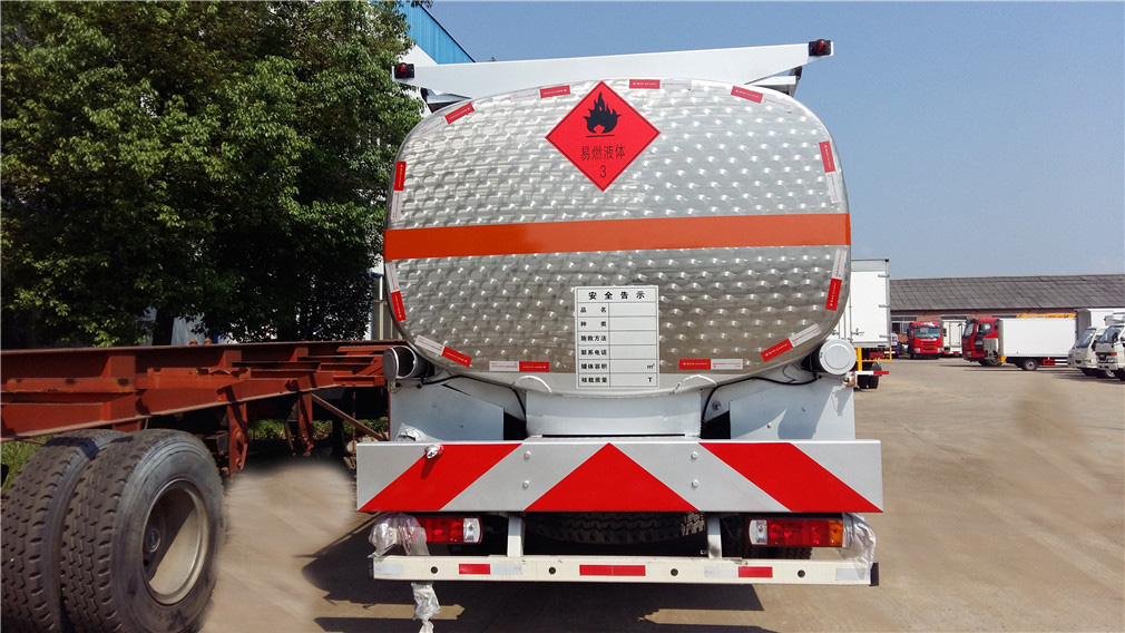 Futian Ouman Kleiner Dreiachsen [26 Kubik] Aluminiumlegierung Öltransportfahrzeug