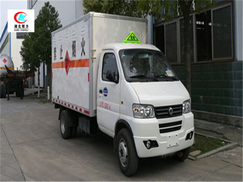 Dongfeng Junfeng 3,3-Meter brennbarer Flüssigkeitsbehälter-Transportfahrzeug [Klasse 3, Blauer Kennzeichenplakette]
