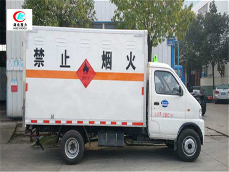 Dongfeng Junfeng 3,3-Meter brennbarer Flüssigkeitsbehälter-Transportfahrzeug [Klasse 3, Blauer Kennzeichenplakette]