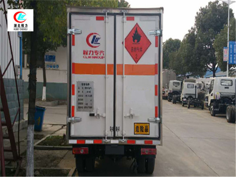 Dongfeng Junfeng 3,3-Meter brennbarer Flüssigkeitsbehälter-Transportfahrzeug [Klasse 3, Blauer Kennzeichenplakette]