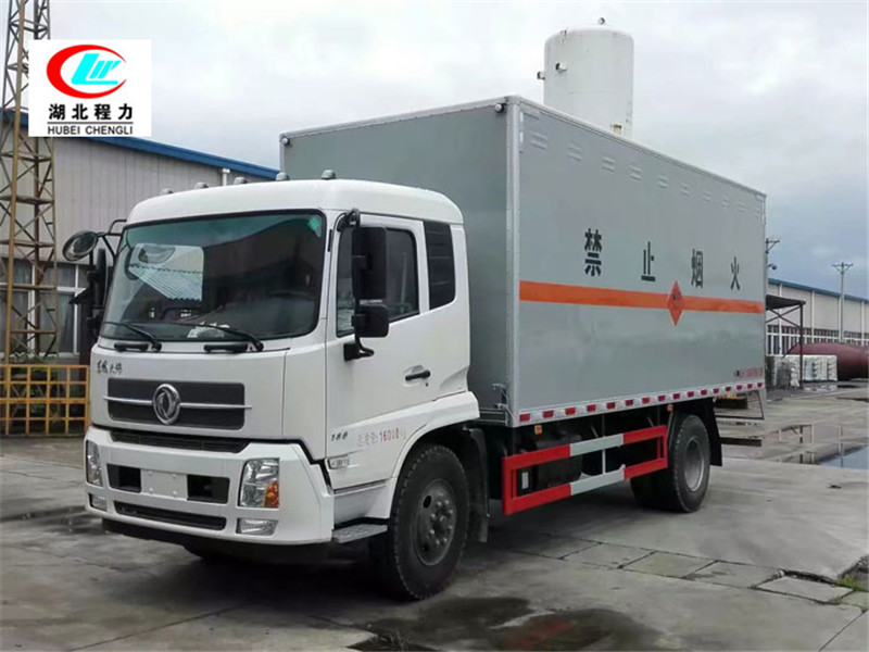 Dongfeng Tianjin 6.6-Meter entflammbare Flüssigkeit Boxenartiges Transportfahrzeug [Klasse III]