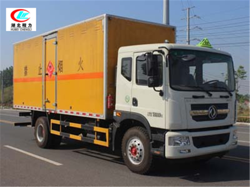 Dongfeng D9 6,2-Meter brennbares Flüssigkeitsgut-Kastenwagen [Klasse III]