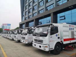 Chengli-Straßenwartungsfahrzeug und militärisches Produktfahrzeug haben ein schönes Zusammentreffen