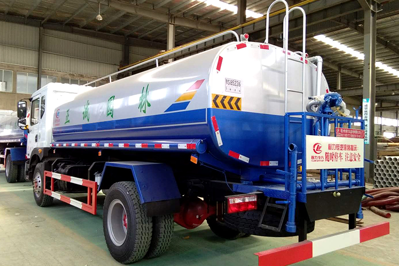 Dongfeng D9 Sprühwagen (15 Kubikvolumen)