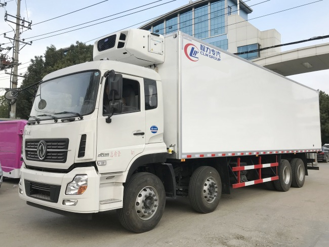 (Länge: 9,4 Meter) Dongfeng Tianlong Kühltransporter mit vier Vorderrädern und acht Hinterrädern