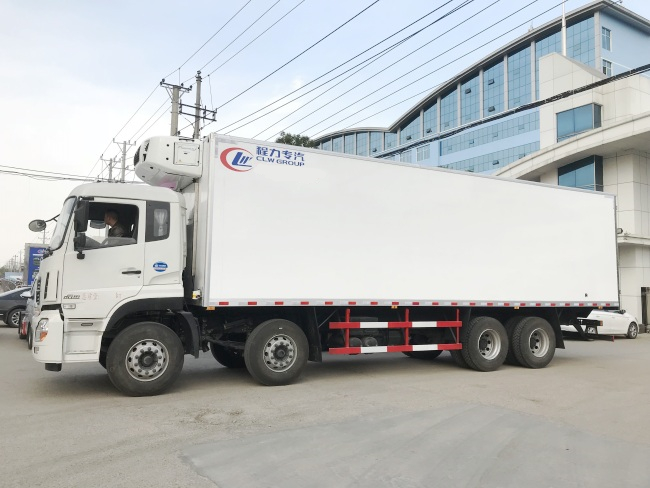 (Länge: 9,4 Meter) Dongfeng Tianlong Kühltransporter mit vier Vorderrädern und acht Hinterrädern