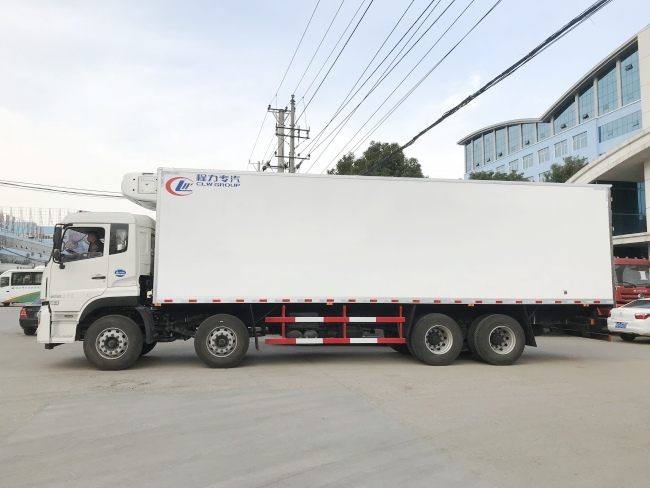 (Länge: 9,4 Meter) Dongfeng Tianlong Kühltransporter mit vier Vorderrädern und acht Hinterrädern