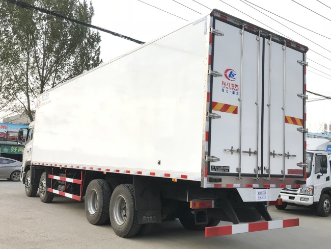 (Länge: 9,4 Meter) Dongfeng Tianlong Kühltransporter mit vier Vorderrädern und acht Hinterrädern