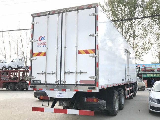 (Länge: 9,4 Meter) Dongfeng Tianlong Kühltransporter mit vier Vorderrädern und acht Hinterrädern
