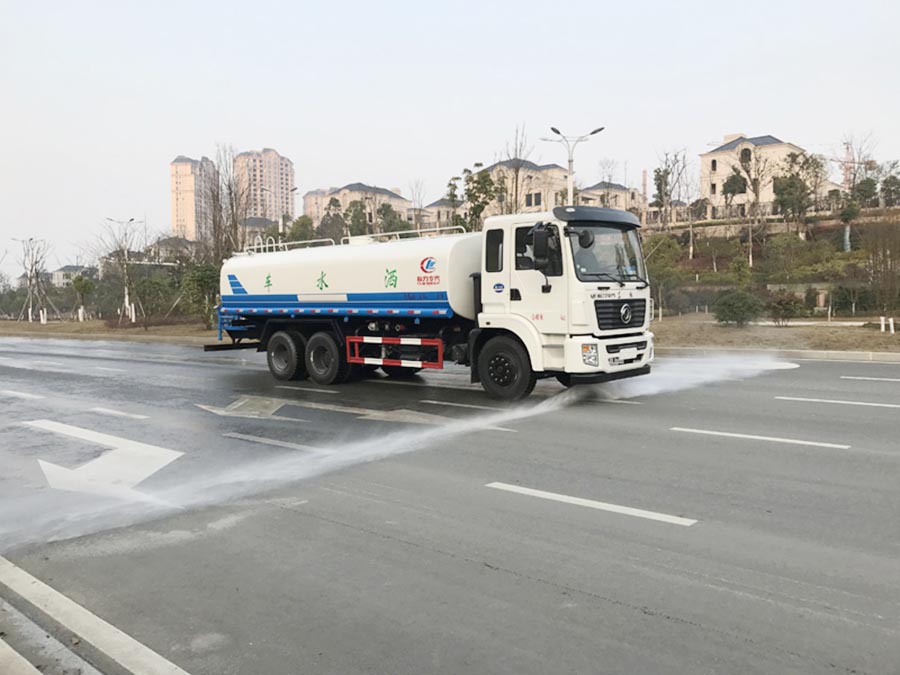 Dongfeng Jingcheng 20-22 Tonnen Wasserwagen (mit Nebelschützer)