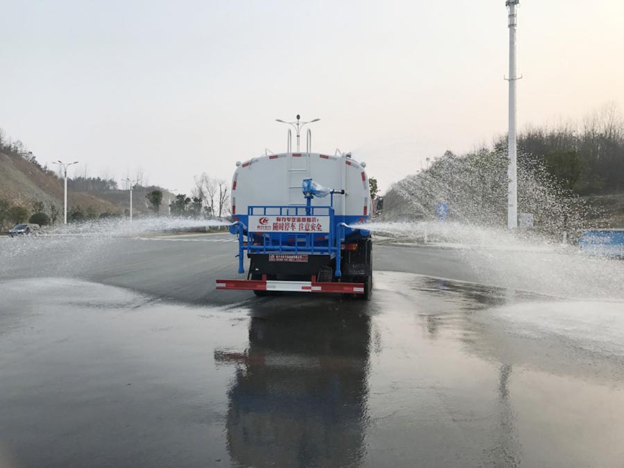 Dongfeng Jingcheng 20-22 Tonnen Wasserwagen (mit Nebelschützer)