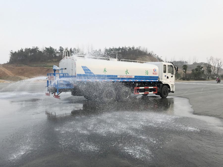 Dongfeng Jingcheng 20-22 Tonnen Wasserwagen (mit Nebelschützer)