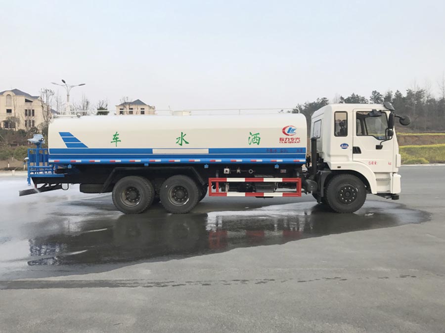 Dongfeng Jingcheng 20-22 Tonnen Wasserwagen (mit Nebelschützer)