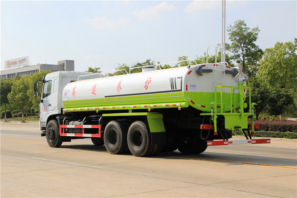 Dongfeng unten montierter hinterer Dreibogendurchlauf 20-m³ Wasser sprinkler Fahrzeug