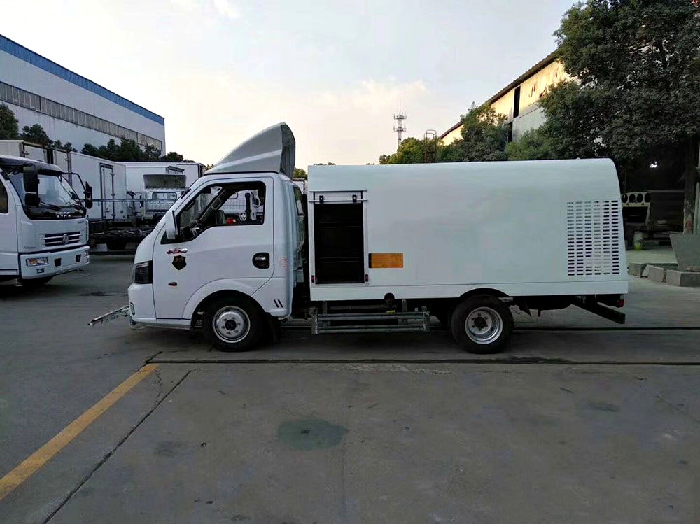 【1,5 Kubikkapazität, blauer Kennzeichen】 Dongfeng Tu Yi Straßensauger Fahrzeug