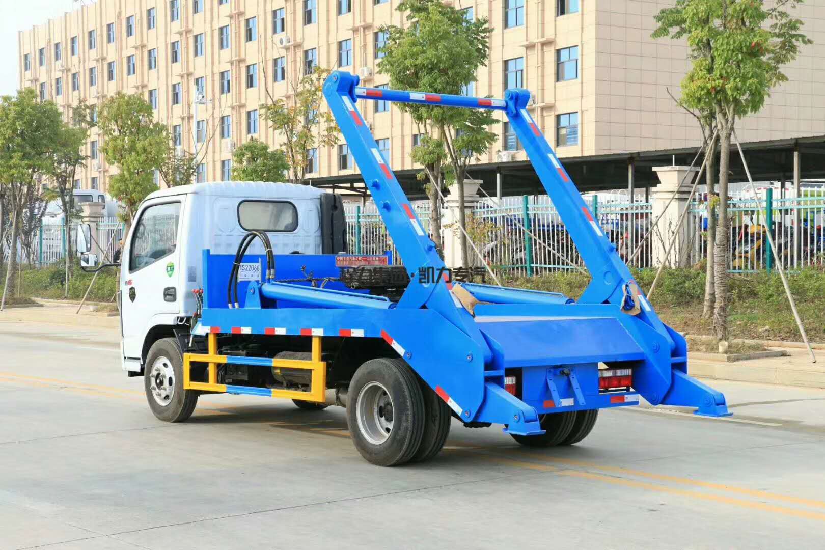 【6 Parteien】 Dongfeng D6 Schwenkarmmüllwagen