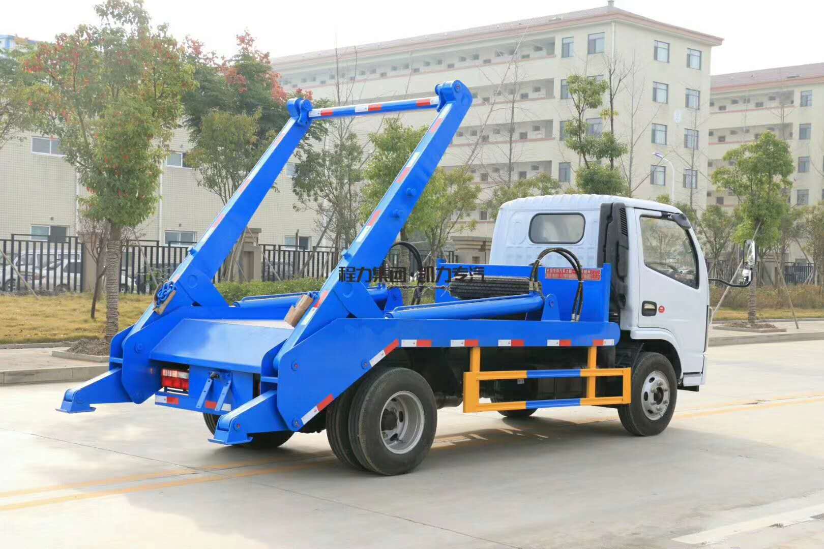 【6 Parteien】 Dongfeng D6 Schwenkarmmüllwagen