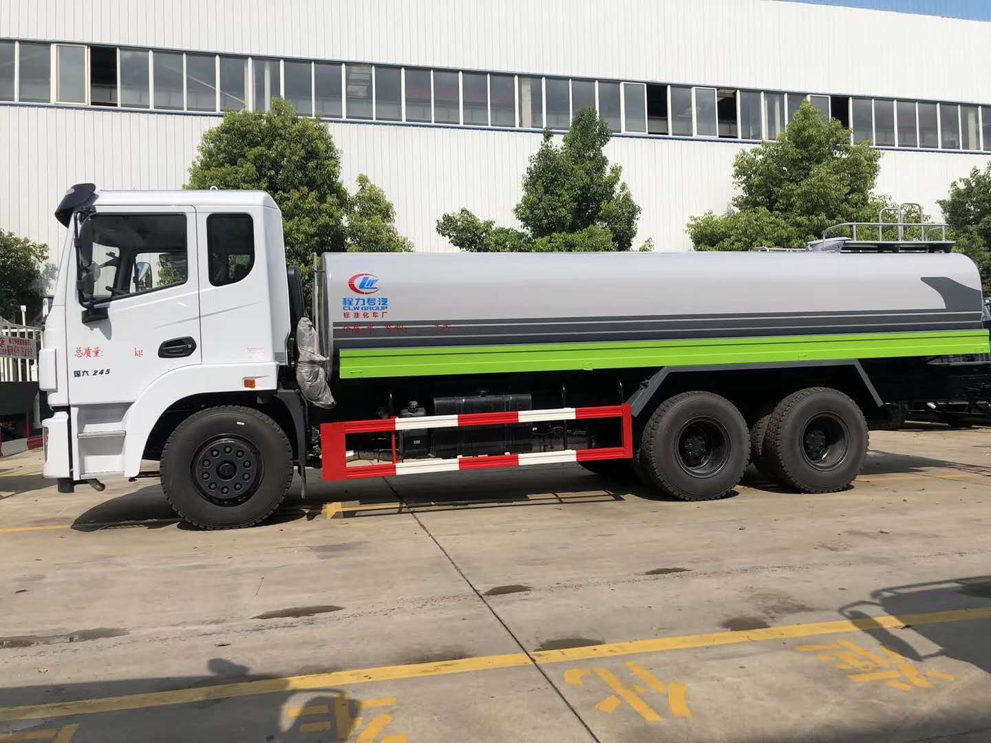 Dongfeng Jingcheng 20-22 Tonnen Wasserwagen (mit Nebelschützer)