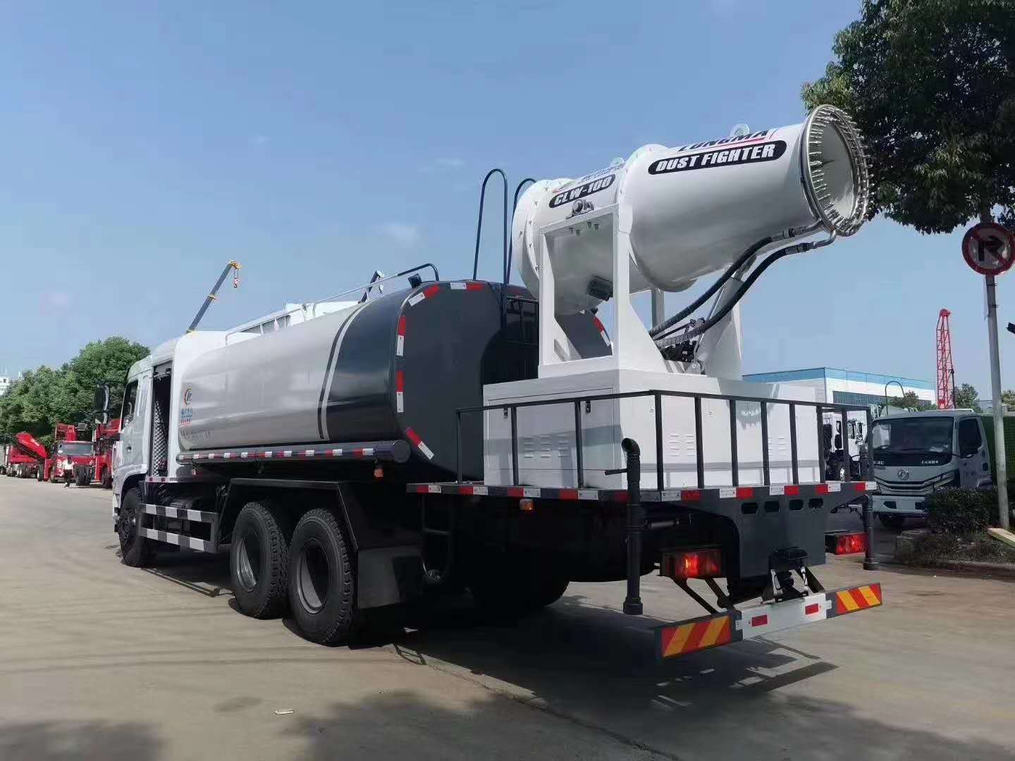 Dongfeng Untenbehaftetes 16-Kubik-Rückfahr-Zweirädriges Vielseitiges Staubabsaugfahrzeug