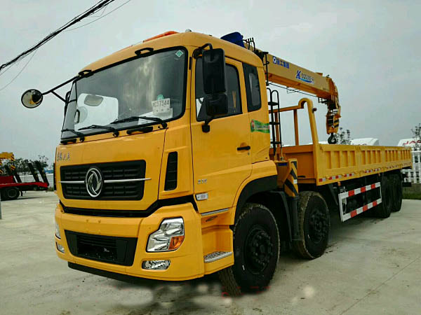 Dongfeng Tianlong 12-Tonnen XCMG Lastkraftwagenkran
