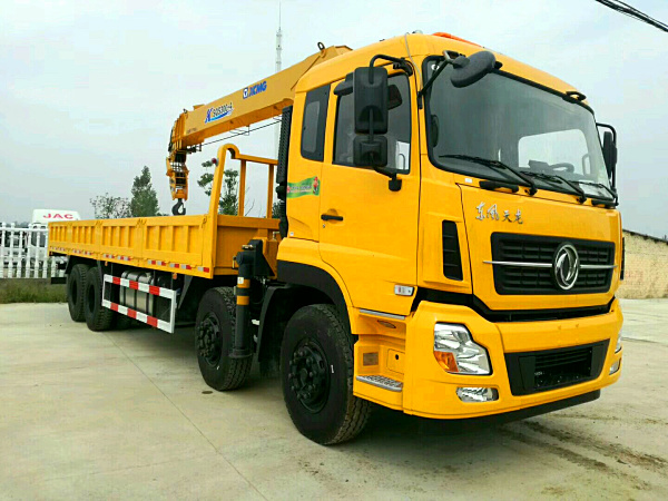 Dongfeng Tianlong 12-Tonnen XCMG Lastkraftwagenkran
