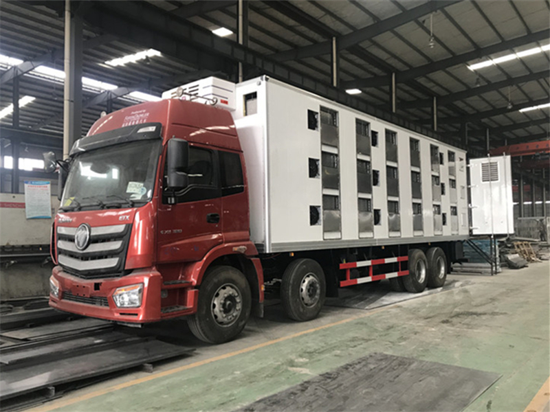 Futian Ouman front-four-rear-eight livestock transport vehicle in Deutsch